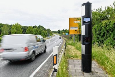 Der stationäre Blitzer an der B 101 nahe dem Autobahnabzweig Siebenlehn Höhe Möbel Mahler wird auch in den kommenden vier Jahren in Betrieb sein.