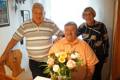 OB Sören Kristensen (M.) gratuliert Elke und Peter Stahl zur Diamantenen Hochzeit.