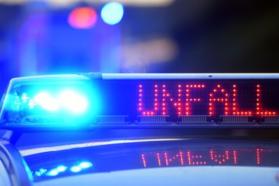 In Reinsberg brannte nach einem Unfall ein Mazda vollständig aus.