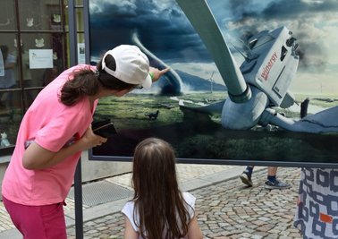 41 Fotoarbeiten von Uli Staiger können gegenwärtig in der Ausstellung Perspektiva in Oederan bewundert werden. Auf einem der Bilder geht einem Windrad auf optisch dramatische Art und Weise die Luft aus. Das Bild fand schnell Bewunderinnen.