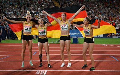 Lisa Mayer (l-r), Gina Lückenkemper, Alexandra Burghardt und Rebekka Haase jubeln über den Sieg.