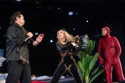 Christian Schmidt als Mr. Jay, Katka Kurze als Terese Tormentina und Andreas Manz-Kozár in der Rolle von Raamah (v.l.)