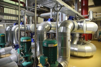 Blick ins Innere des Fernheizwerkes. Die Technik wurde von Dampf auf Heißwasser umgestellt.