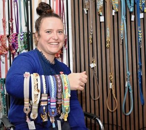 Jessica von der Ohe hat in Klingenthal einen Laden für Hundebedarf eröffnet, in dem sie von Gassitäschchen über Spielzeug und Leinen bis Shampoos vielerlei anbietet.