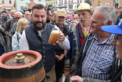 Beim Fassbieranstich ist Braumeister Dominik Naumann von der Zwönitzer Brauerei (li.) mit dabei gewesen.