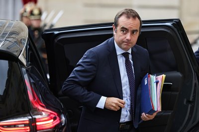 Als neuer französischer Premier soll Sebastien Lecornu sparen, aber zugleich gesellschaftliche Konflikte befrieden.