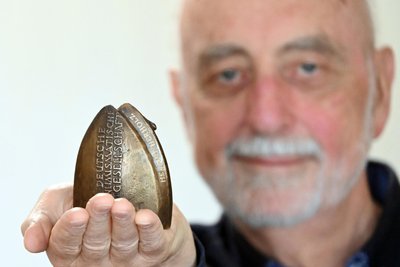 Der Freiberger Helmut Herholz hat 2025 für seine Verdienste den renommierten Eligius-Preis 2025 der Numismatischen Gesellschaft der Bundesrepublik erhalten.