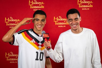 Jungstar Musiala hatte Spaß bei der Enthüllung seiner Wachsfigur.