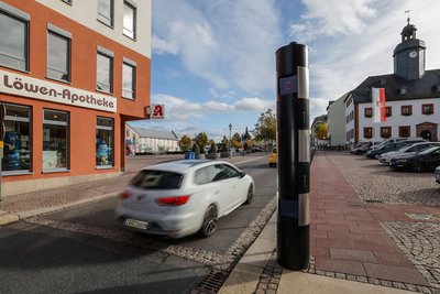 Ein stationärer Blitzer steht im Stadtzentrum in Meerane.