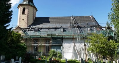 Noch immer sind die Dachdecker an der Gelenauer Kirche im Einsatz, doch die Sanierung des historischen Gebäudes befindet sich auf der Zielgeraden.