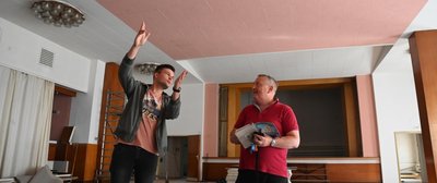 Bauberatung im Saal des Landgasthofes Linde in Mühlau: Bürgermeister Frank Rüger (rechts) und sein Vize Steve Sarfert. 