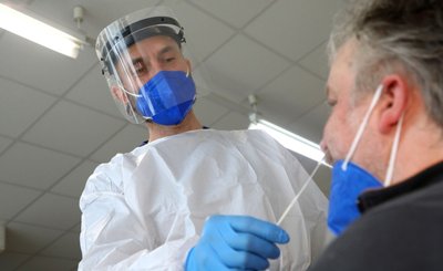 Gil Bretschneider bei der Arbeit in der Corona-Teststelle in Glauchau. 