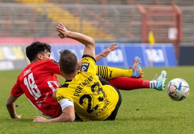 Zwickaus Johan Goméz (l.) beim Kampf um den Ball.