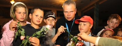
              <p class="artikelinhalt">Unter Aufsicht von Professor Horst Schäfer werden von Kindern Rosen in flüssigem Stickstoff "schockgefroren". </p>
            