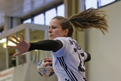 Jenny Choinowski fliegt in den Kreis. 