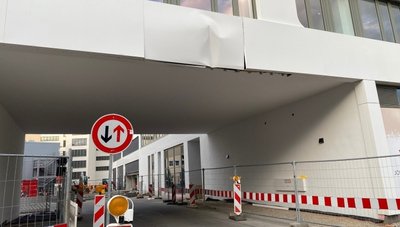 Ein Fassadenteil über der Durchfahrt zum Parkhaus des neuen Firmensitzes des Versorgers Eins wurde durch einen Kranausleger beschädigt. 