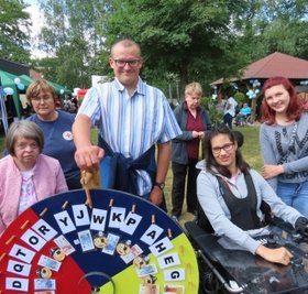 Sichtlich genossen haben die Bewohner und Mitarbeiter des Wohnheims für Menschen mit Behinderungen in Crimmitschau ihr Sommerfest. 