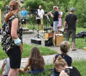 Am Sonntag fanden sich junge Menschen unter anderem auf dem Teichplan zur Musikfete ein.