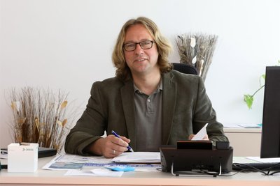 Bürgermeister Holger Quellmalz lässt das Informationsschreiben mit den „Wierataler Nachrichten“ verteilen.