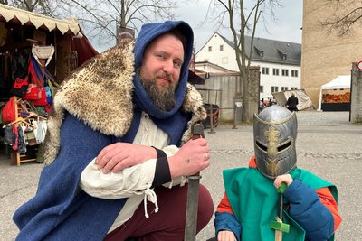 René Lache mit seinem Sohn, beide haben sich passend gekleidet.