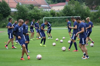 Im Training mussten sich die Spieler die Bälle zuspielen, wobei das Sichtfeld der Spieler mittels Augenklappen eingeschränkt war.