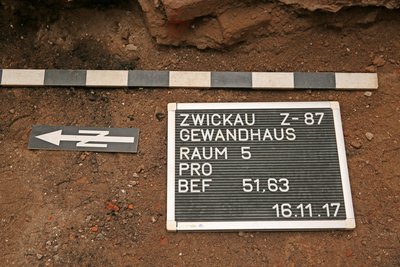 Unter dem ehemaligen Orchesterraum wurden Fundamente aus der Zeit 1522 gefunden.
