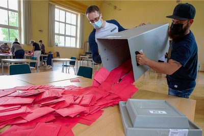 Eric Taubner und Chris Wolfrum (von links) gehören zu den Wahlhelfern, die in der Friedensschule die Briefwahlzettel ausgezählt haben. 