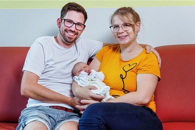 Franziska und Denis Mielek halten ihre kleine Matilda fest im Arm. Gerade zwei Tage ist sie hier alt. 