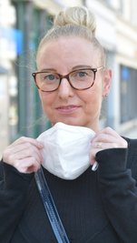 Ines Carina Kaya ist trotz Impfung vorsichtig: "Ich trage in großen Menschenansammlungen trotzdem eine Schutzmaske. Ich hab mich halt dran gewöhnt und das wird auch noch eine Weile so bleiben."