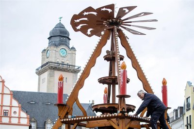 Peter und Felix Hickmann haben in den vergangenen Tagen auf dem Altmarkt die Pyramide für den diesjährigen Weihnachtsmarkt aufgebaut.