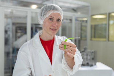 Franziska Trautmann, Teamleiter in der Medizinfertigung, zeigt einen Neofact Applikator, den das Unternehmen herstellt. Dieses kommt bei Frühchen zum Einsatz.