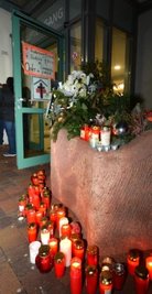 Einige Rochlitzer hatten am Krankenhaus Trauerkränze und Kerzen abgelegt.