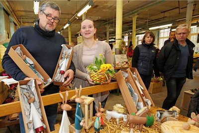 Mitorganisator Knut Kirsche (l.) gehört zu den mehr als 20 Kunsthandwerkern, die sich auf Besucher freuen. 