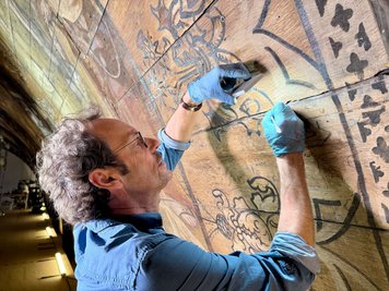 Restaurator Maurice Steemers bei der Arbeit in der Kirche.