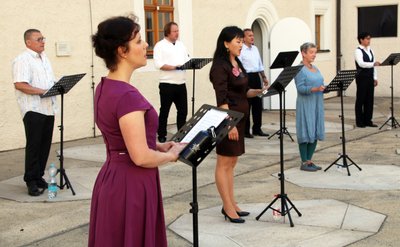 Mitglieder des Opernchors des Mittelsächsischen Theaters beim Auftritt im Freiberger Schlosshof.