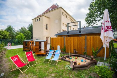Eingerichtet für die Gäste – inklusive kleinem Spielplatz für die Kinder.