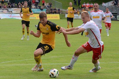Dresdens Torschütze Christoph Daferner (links) im Zweikampf mit Jahn-Profi Louis Breunig.
