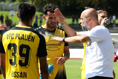 Redebedarf: Auch die Anweisungen von VFC-Trainer Sedat Gören während einer Trinkpause brachten den Plauenern nicht genügend Durchschlagskraft.