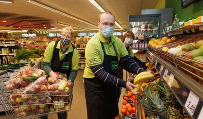 Steffi Hennig, Thilo Schuffenhauer und Jasmin Fritzsch (v. l.) sind Teil des 24-köpfigen Teams. Sie arbeiten alle gern in dem Markt, erzählen sie. Die Arbeit sei interessant und abwechslungsreich.