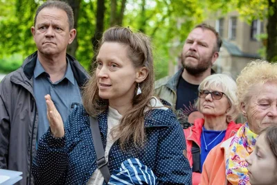 War in Haselbrunn zur Stadtteilbegehung dabei: Mutti und Neu-Plauenerin Andrea Schütz (vorn). Mit im Bild: Tiefbauamtschef Steffen Ullmann (links) und Pfarrer Andreas Vödisch - auch zwei Haselbrunner.
