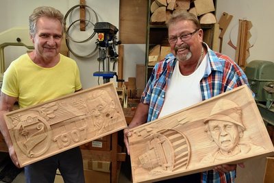 Am Projekt wirken auch die Schnitzer aus Geyer mit. Hans Roscher (r.) widmet seine Arbeit dem legendären Hammerhansel und Helmut Müller (l.) hat Emil Fink, den Begründer des Hammerbundes, dargestellt. 
