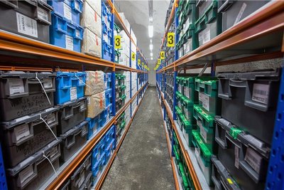 So sieht es drinnen aus: In Kunststoffboxen sind jeweils 400 Beutel mit Pflanzensamen wasserdicht in Aluminiumbeuteln verpackt eingelagert. 