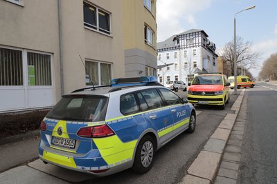 Die Bewohnerin des Zimmers kam schwer verletzt in ein Krankenhaus.