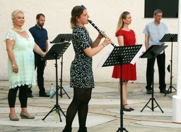 Die Soloklarinettistin Tanja Maria Naeder beim Auftritt mit dem Opernchor im Freiberger Schloss Freudenstein.