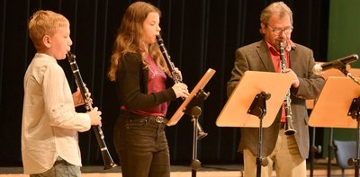 Annalena Schautschick und Mailo Höfer mit ihrem Lehrer Olaf Wolfram beim Konzert in der Musikhalle. 