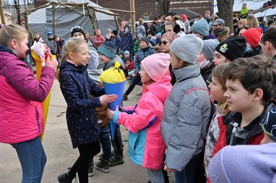 In der Chemnitzer Gruuna-Schule an der Saydaer Straße werden ukrainische Kinder begrüßt. Hier wurden zwei Klassen gegründet, in denen die Kinder deutsch lernen werden.