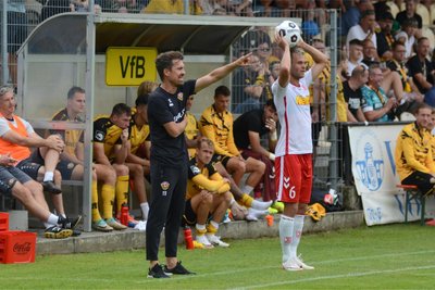 Dynamo-Trainer Thomas Stamm (links) dirigert seine Mannschaft von der Seitenlinie. Rechts: Regensburgs Benedikt Saller beim Einwurf.