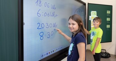 Die Kinder der Klasse 2 der Schlettauer Grundschule haben sich schnell an die neue Technik in den Klassenzimmern gewöhnt. Im Bild: Jasmin Keller und Niclas Groß.