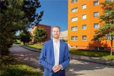 Sozialbürgermeister Tobias Kämpf hat früher selbst in einem Plattenbau im Chrieschwitzer Hang gelebt. Vor ein paar Jahren baute die Familie ein Haus. Dem Stadtteil an der Peripherie könne er durchaus noch einiges abgewinnen, sagt er.
