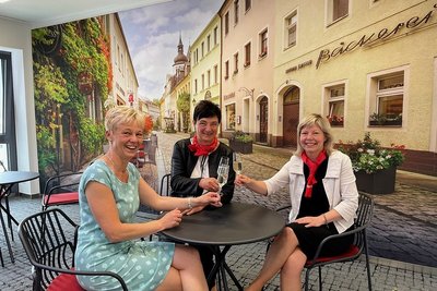 Diese drei Frauen haben in den zurückliegenden Monaten den Bau und die Einrichtung koordiniert: Kerstin Rollinger, Susanne Freitag und Filialleiterin Heike Most (von links). Die großformatigen Bilder vermitteln täuschend echt, dass die Sparkasse an der Bahnhofstraße nun die "Zentrale" für Schwarzenberg sein wird. 